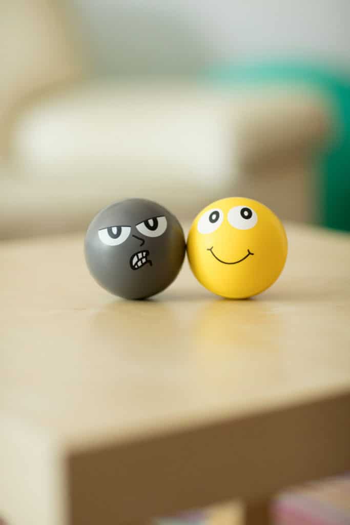 Symbolbild von zwei Bällen, ein glücklicher ein unglücklicher